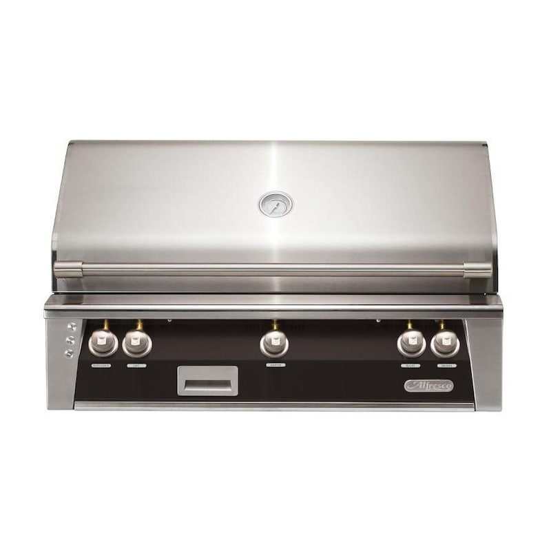 Alfresco ALXE built-in natural gas grill with stainless steel finish and control knobs